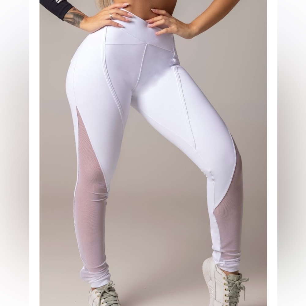 Hipkini White leggings with back pocket. Fit : TALL